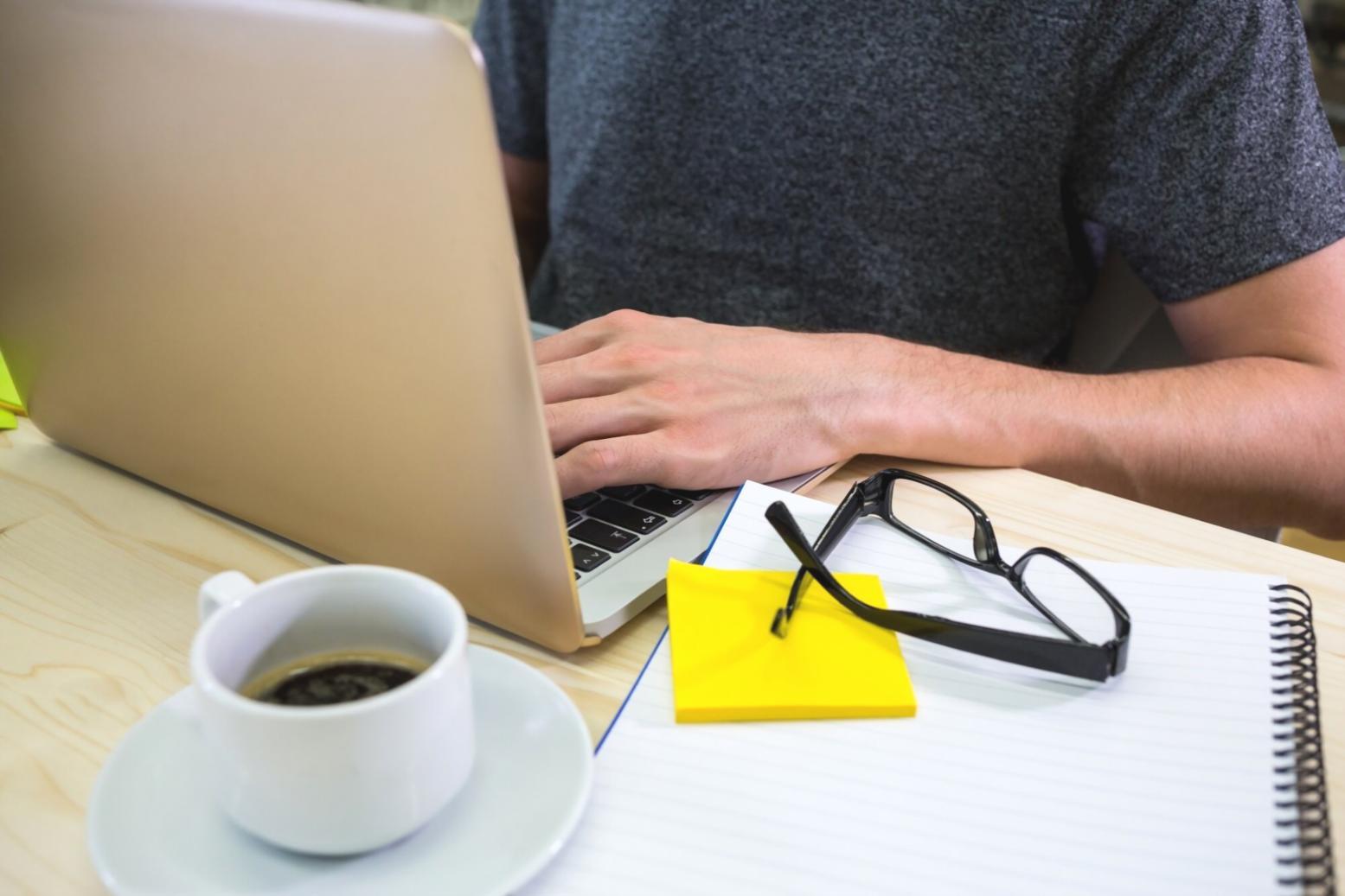 Sesión de webinar sobre estrategias de ahorro en curso