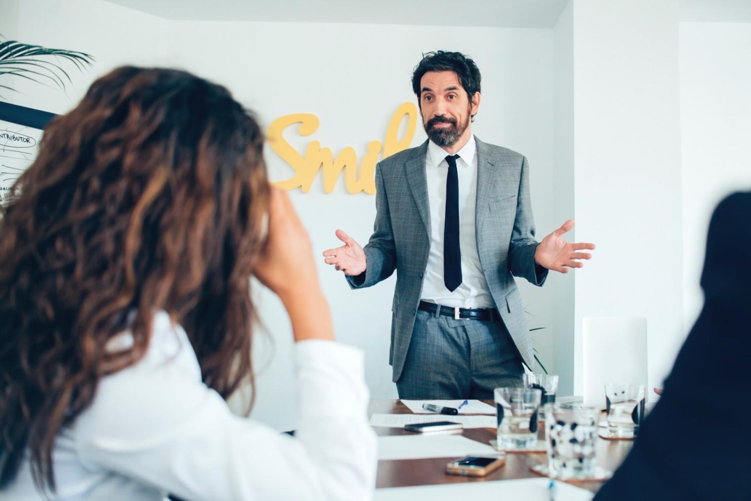 Estrategias de ahorro para personas que comenzan tarde su planificación financiera